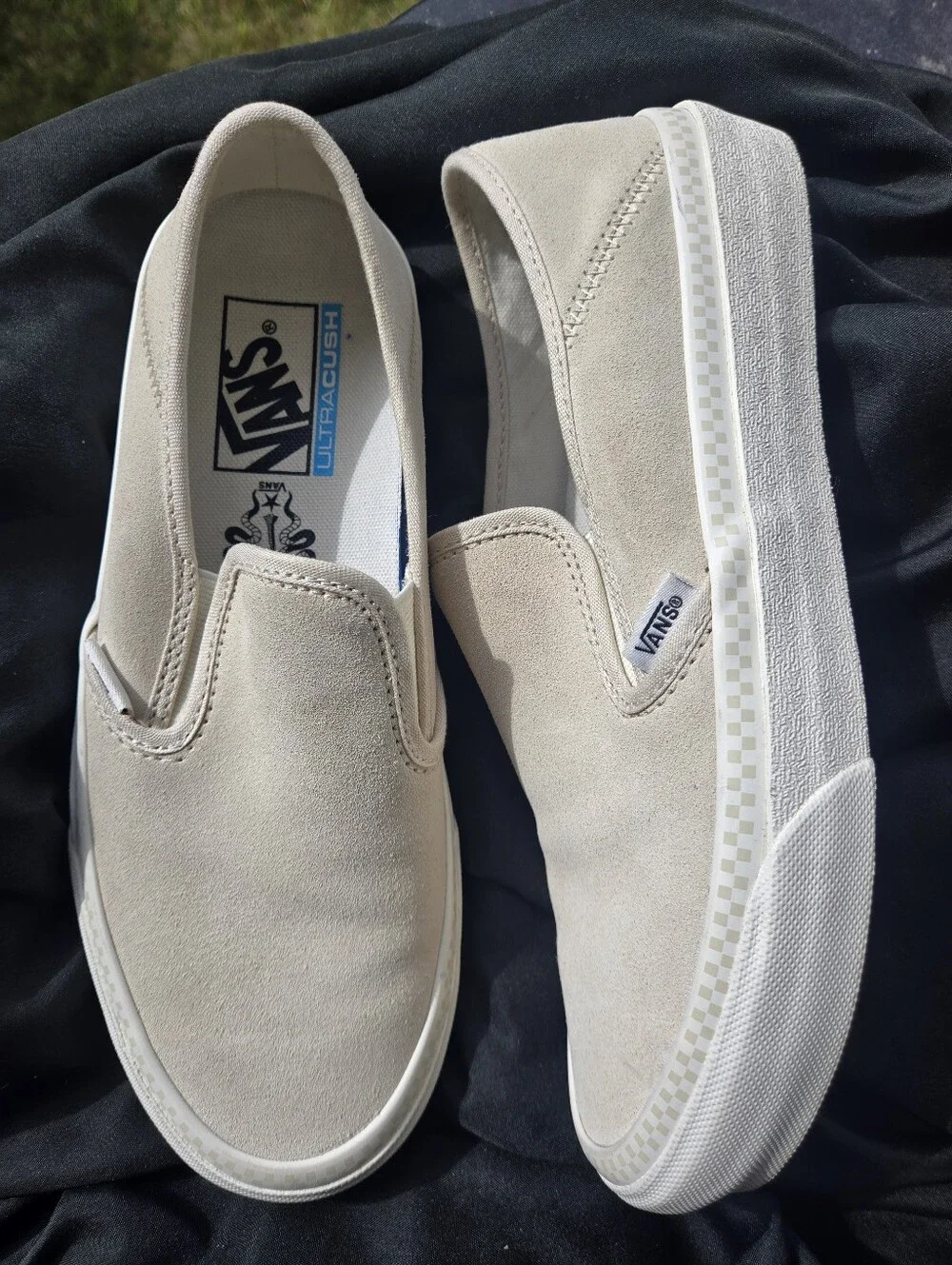 Vans Slip-On Sneakers‎ in Beige Suede